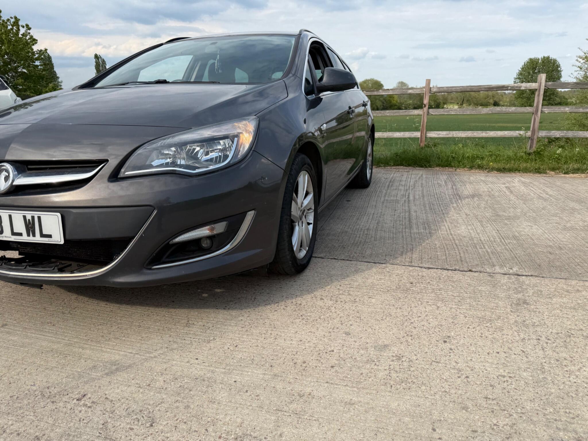 Vauxhall Astra 1.7 CDTi ecoFLEX SRi Sports Tourer Euro 5 5dr — photo 55 of 86